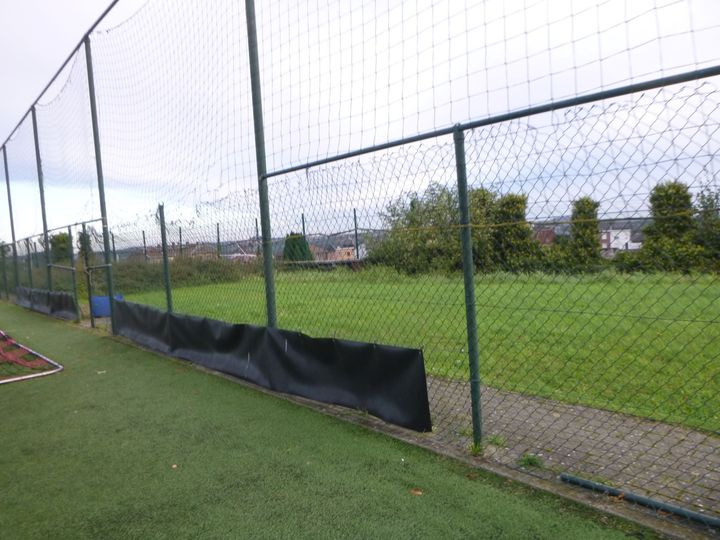 Placement de clôtures XXL autour du terrain de football d’Ougrée