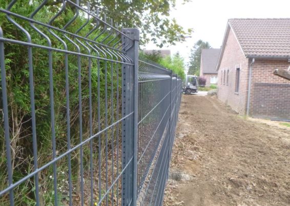 Sécurisation des abords d'une maison à Herve avec la pose de clôtures rigide BETAFENCE et portail...