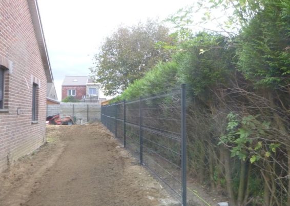 Sécurisation des abords d'une maison à Herve avec la pose de clôtures rigide BETAFENCE et portail...