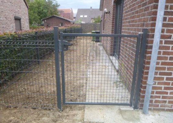 Sécurisation des abords d'une maison à Herve avec la pose de clôtures rigide BETAFENCE et portail...