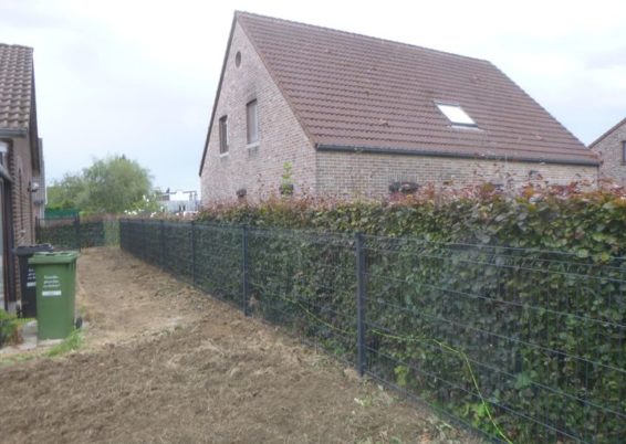 Sécurisation des abords d'une maison à Herve avec la pose de clôtures rigide BETAFENCE et portail...