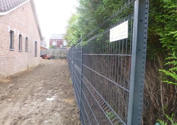 Sécurisation des abords d'une maison à Herve avec la pose de clôtures rigide BETAFENCE et portail...