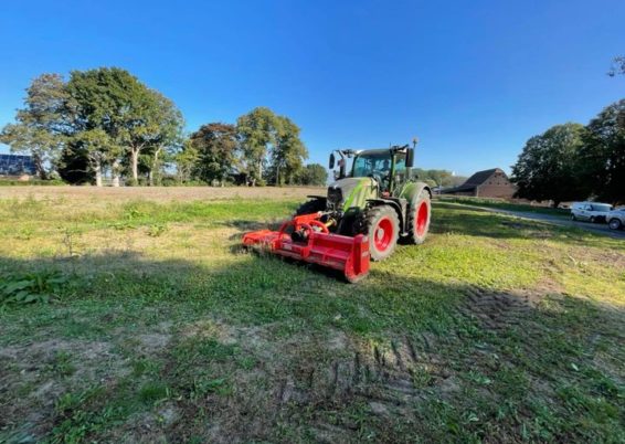 Création d’une nouvelle pelouse en vue de l’implantation d’un verger au château de Waroux à...