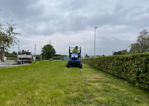 On continue les dernières tontes et tailles de haies pour que les abords soient parfait pour le rep...