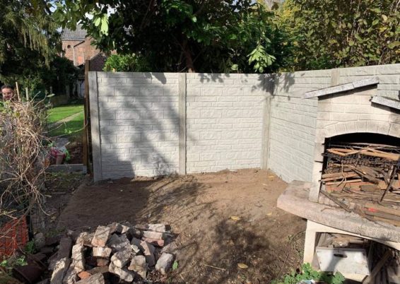 Installation d'une palissade en béton imprimé dans un petit jardin Amay....