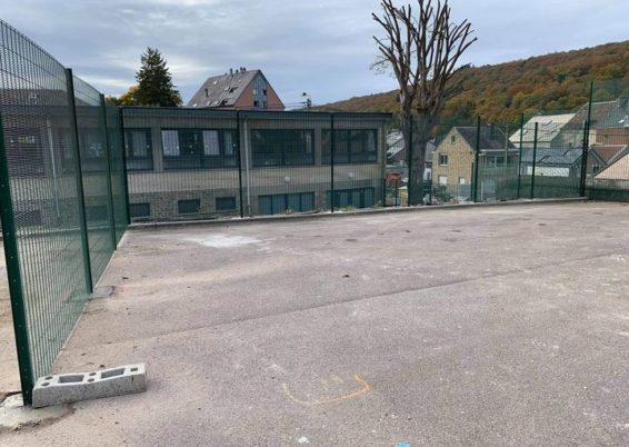 Placement d'une clôture de haute sécurité dans une école à Spa.

Clôture BETAFENCE SECURIFORT ...