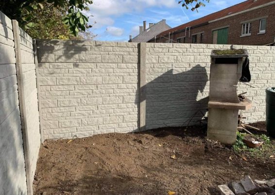 Installation d'une palissade en béton imprimé dans un petit jardin Amay....