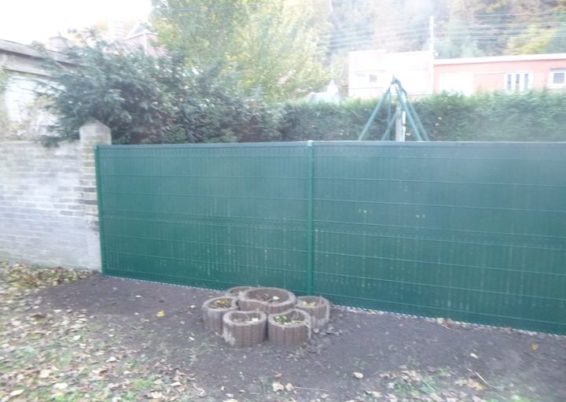 Remplacement d'une petite clôture détruite lors des inondations de juillet à Angleur. 

Placement...