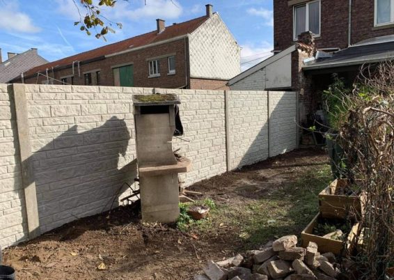 Installation d'une palissade en béton imprimé dans un petit jardin Amay....