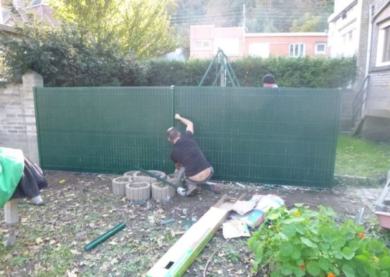 Remplacement d'une petite clôture détruite lors des inondations de juillet à Angleur. 

Placement...