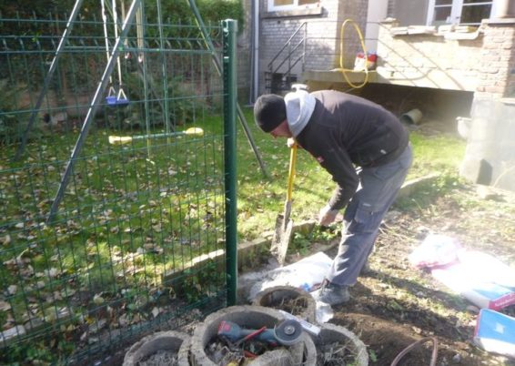 Remplacement d'une petite clôture détruite lors des inondations de juillet à Angleur. 

Placement...