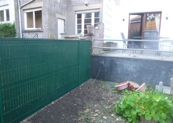 Remplacement d'une petite clôture détruite lors des inondations de juillet à Angleur. 

Placement...