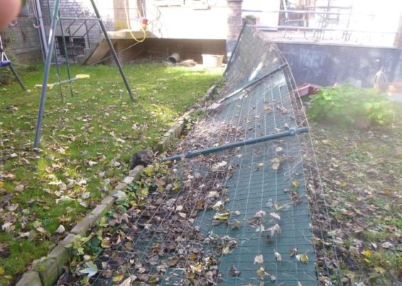 Remplacement d'une petite clôture détruite lors des inondations de juillet à Angleur. 

Placement...