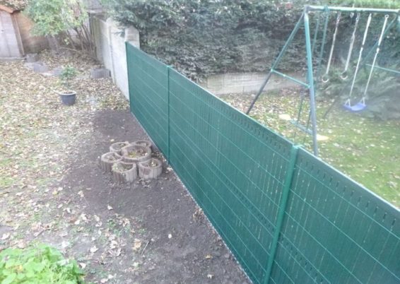 Remplacement d'une petite clôture détruite lors des inondations de juillet à Angleur. 

Placement...