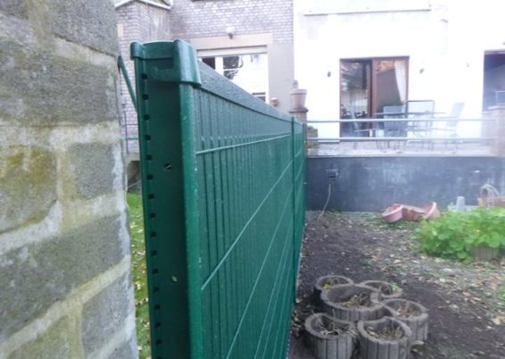 Remplacement d'une petite clôture détruite lors des inondations de juillet à Angleur. 

Placement...