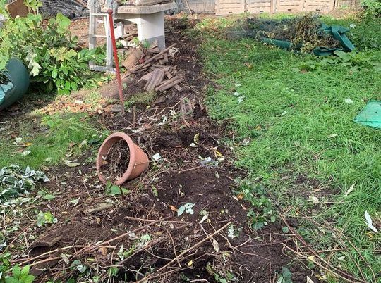 Installation d'une palissade en béton imprimé dans un petit jardin Amay....