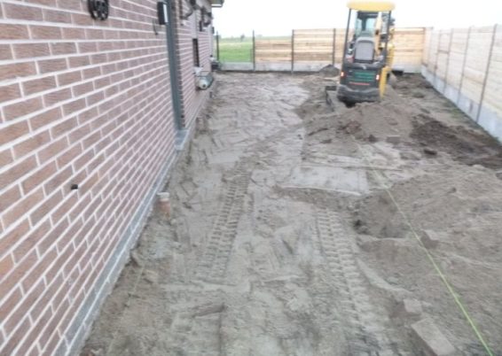 Un chantier qui est terminé.
Réaménagement des abords d'une maison à Fexhe le haut clocher.

Rem...