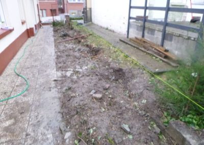 Remplacement de haies et clôtures par une nouvelle clôture NYLOFORT 2 D et un empierrement décora...