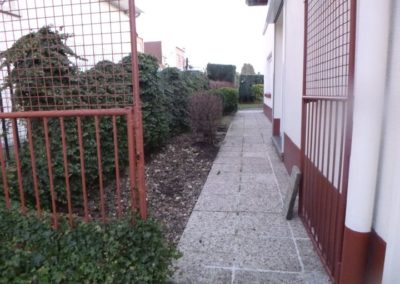 Remplacement de haies et clôtures par une nouvelle clôture NYLOFORT 2 D et un empierrement décora...