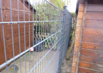 Remplacement de haies et clôtures par une nouvelle clôture NYLOFORT 2 D et un empierrement décora...