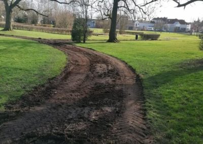 Réfection dés chemin dans le parc philosophique à Alleur.

Mise en place de plaquettes bois  dans...