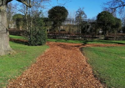 Réfection dés chemin dans le parc philosophique à Alleur.

Mise en place de plaquettes bois  dans...