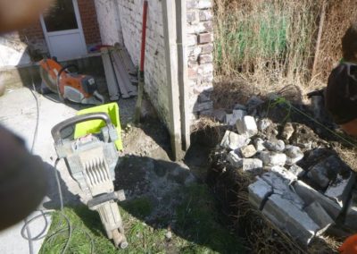 Implantation d'une palissade en plaques de béton imprimée entre deux petits jardins à Angleur....