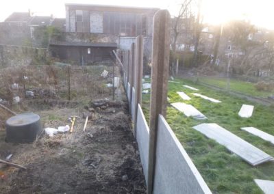Implantation d'une palissade en plaques de béton imprimée entre deux petits jardins à Angleur....