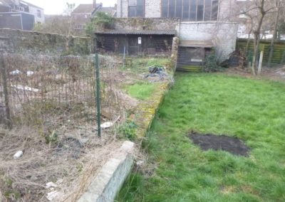 Implantation d'une palissade en plaques de béton imprimée entre deux petits jardins à Angleur....