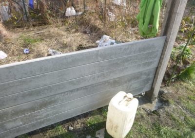 Implantation d'une palissade en plaques de béton imprimée entre deux petits jardins à Angleur....