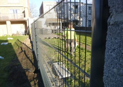Démolition d'un mur de bloques de béton et remplacement par une clôture rigide de chez BETAFENCE ...