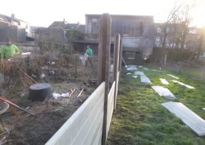 Implantation d'une palissade en plaques de béton imprimée entre deux petits jardins à Angleur....