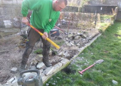 Implantation d'une palissade en plaques de béton imprimée entre deux petits jardins à Angleur....