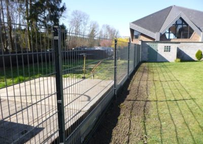 Démolition d'un mur de bloques de béton et remplacement par une clôture rigide de chez BETAFENCE ...