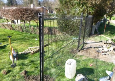Placement d’une nouvelle clôture aux abords d’un chalet à Mery