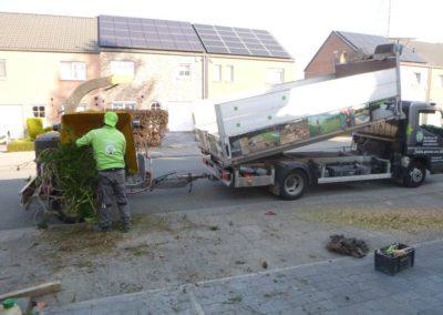 hop hop hop, encore un petit chantier qui ce termine avec succès.

Remplacement d'une haie pour une...