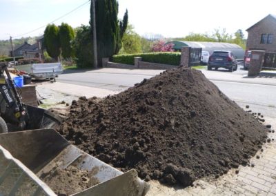Pour bien terminer la semaine, réalisation d'une pelouse en rouleaux autour d'une piscine.

Si vous...