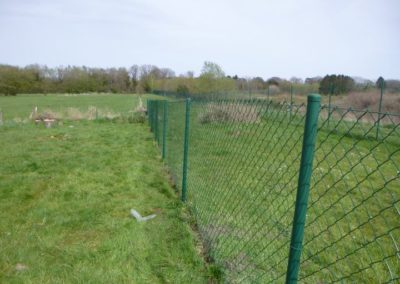 Et voila vite fait, refait parfaitement.

Remise en état d'une petite clôture endommagée par la c...