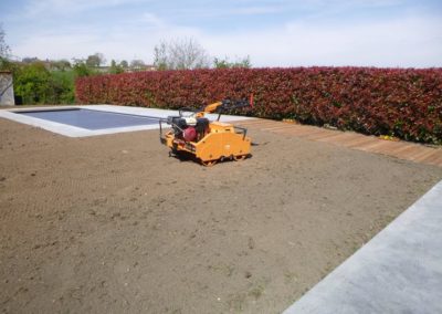 Pour bien terminer la semaine, réalisation d'une pelouse en rouleaux autour d'une piscine.

Si vous...