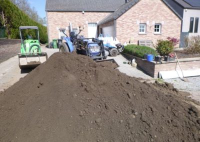 Pour bien terminer la semaine, réalisation d'une pelouse en rouleaux autour d'une piscine.

Si vous...