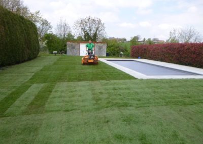 Pour bien terminer la semaine, réalisation d'une pelouse en rouleaux autour d'une piscine.Si vous...