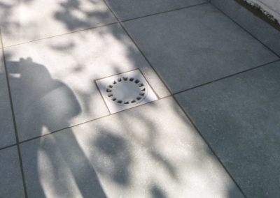 Sur un petit balcon, Réalisation d'une superbe petite terrasse en pavés céramiques 60/60. 

Super...