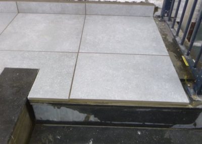 Sur un petit balcon, Réalisation d'une superbe petite terrasse en pavés céramiques 60/60. 

Super...