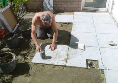 Sur un petit balcon, Réalisation d'une superbe petite terrasse en pavés céramiques 60/60. 

Super...