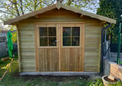 Implantation d'un chalet de jardin.Réalisation de la dalle et de la fourniture + montage d'un cha...