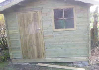 Fin de semaine chargée: 

Remplacement d'un petit chalet de jardin qui a fait son temps pour un nou...