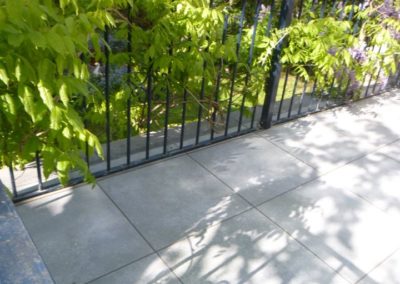 Sur un petit balcon, Réalisation d'une superbe petite terrasse en pavés céramiques 60/60. 

Super...
