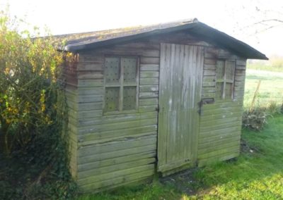 Fin de semaine chargée: Remplacement d'un petit chalet de jardin qui a fait son temps pour un nou...