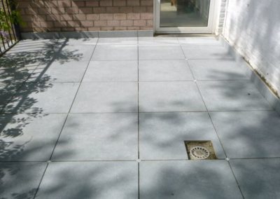 Sur un petit balcon, Réalisation d'une superbe petite terrasse en pavés céramiques 60/60. 

Super...
