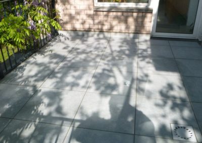 Sur un petit balcon, Réalisation d'une superbe petite terrasse en pavés céramiques 60/60. 

Super...